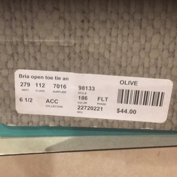 New in box with tags olive peep toed olive heels - Picture 7 of 8